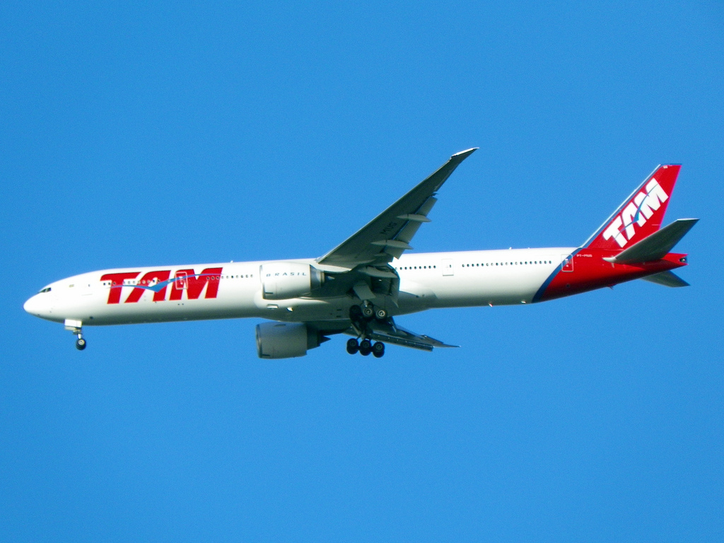 Photo of LATAM Airlines Brasil PT-MUG, Boeing 777-300