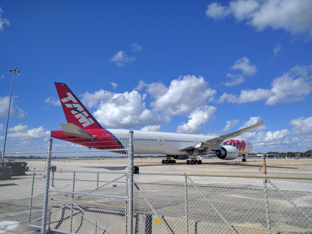 Photo of LATAM Airlines Brasil PT-MUG, Boeing 777-300