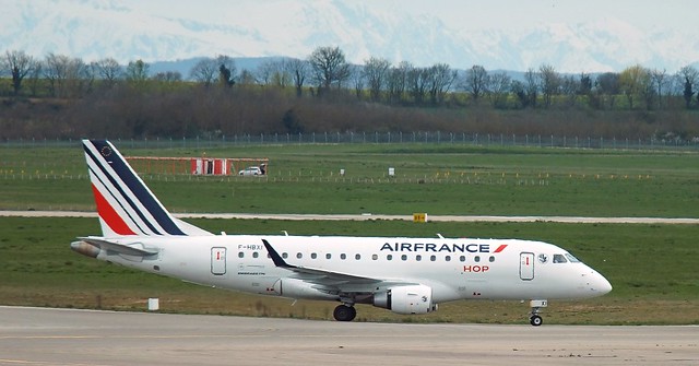 Photo of Photo of Embraer ERJ-170