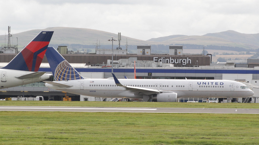 Photo of United N13138, Boeing 757-200